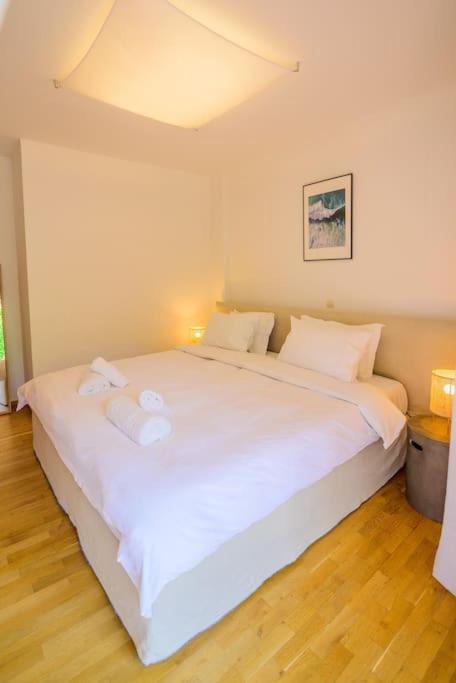 Seaside 2 Bedroom Boho Minimal 80m Beachfront *